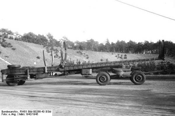 Bundesarchiv_RH8II_Bild-B0266-43_BSM,_Peenemnde,_Raketentransport