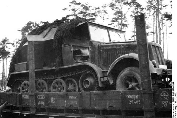 Bundesarchiv_RH8II_Bild-B1945-44,_Peenemnde,_Kraftfahrzeugtransport_mit_Eisenbahn