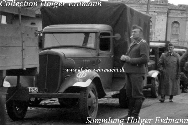 Chevrolet_Commercial_1933-35_Bahnhof_Smolensk_1941