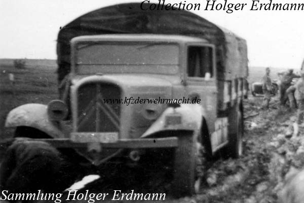 Citroen_T_45_&_White_704_S_auf_schlammiger_Rollbahn