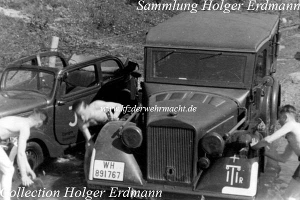 Ford_Eifel_Kabriolimousine_&_m_gl_Einh_PKW_Kfz_17_Funkkraftwagen_bei_Stanzen_14_ID(mot)