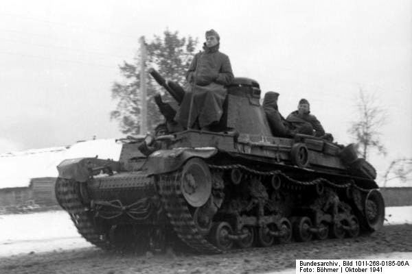 Bundesarchiv_Bild_101I-268-0185-06A,_Russland,_Panzer_35t