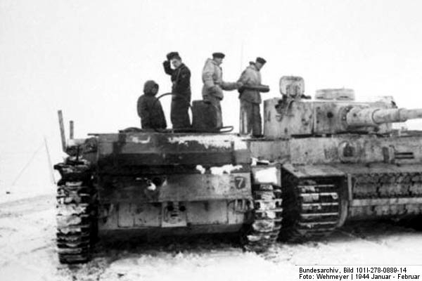 Bundesarchiv_Bild_101I-278-0889-14,_Russland,_Panzer_VI_(Tiger_I)_im_Schnee