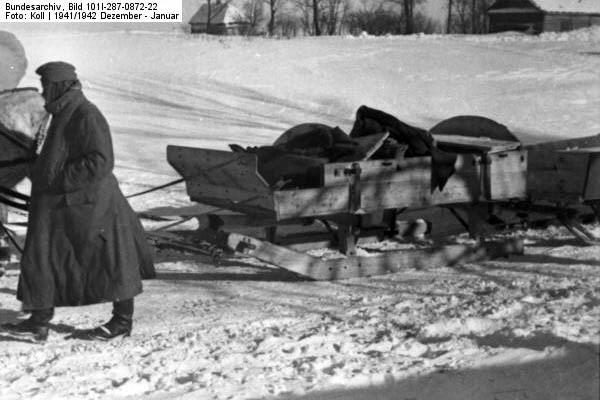 Bundesarchiv_Bild_101I-287-0872-22,_Russland_(bei_Orel),_Soldat_mit_Pferdegespann