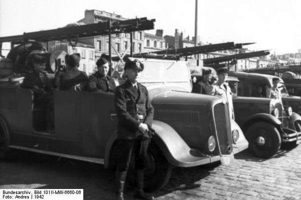 Laffly_BSR_Bundesarchiv_Bild_101II-MW-6660-06,_Frankreich,_Inspektion_frz._Feuerwehr