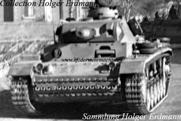 Panzer_3_N_Kolonne_in_Dorf