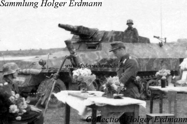 SdKfz_251_9_WH-1785364_&_12cm_GrW_42_Feldtrauung