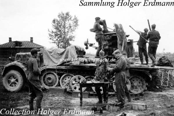 SdKfz_7_1_m_Zgkw_8t_mit_2cm_FlakV_Tarnanstrich_beim_Rohrwechsel_01