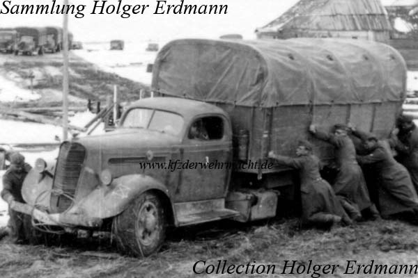 Studebaker_K25_einer_mot_Trosseinheit_im_Schlamm_vor_Cholm_01