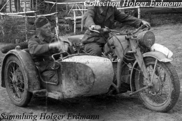 Zndapp_KS_600_W_mit_Seitenwagen_vor_russ_Bauernhaus